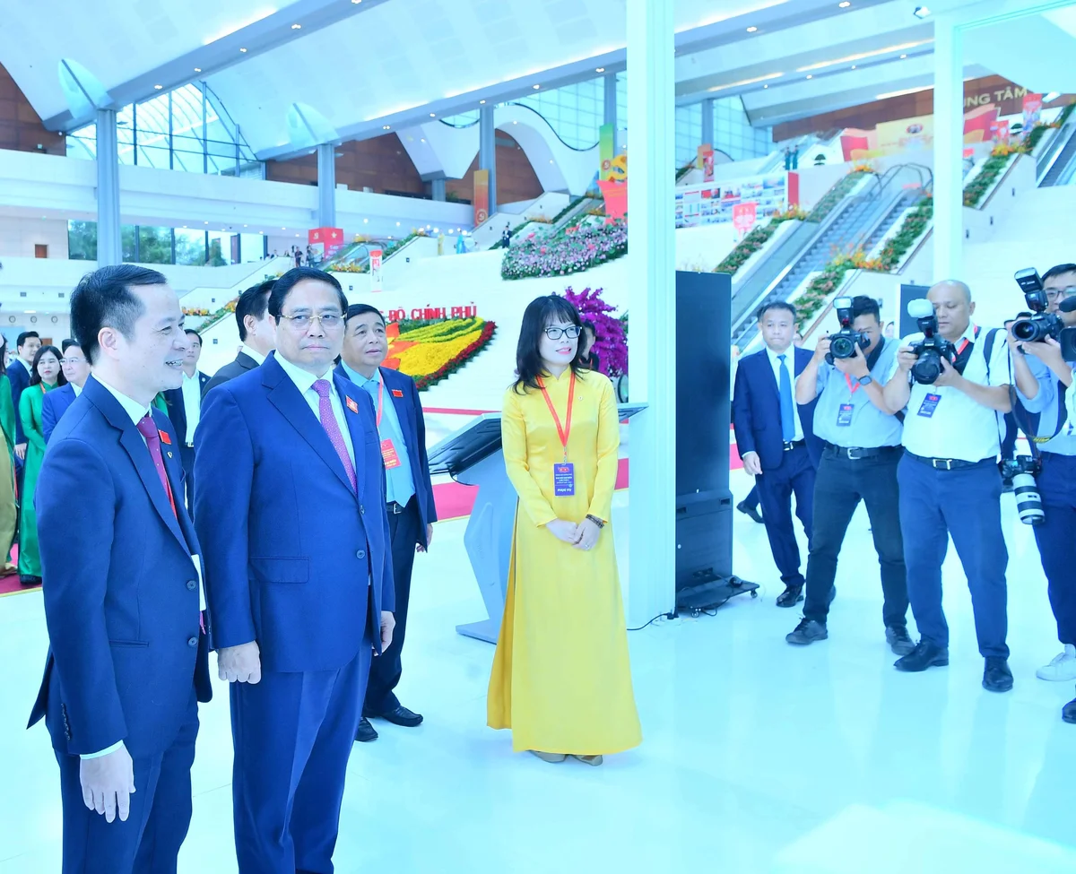 Thủ tướng Chính phủ Phạm Minh Chính cùng đoàn đại biểu thăm không gian trải nghiệm của Vietcombank tại triển lãm trong khuôn khổ Đại hội đại biểu Đảng bộ Chính phủ lần thứ I, nhiệm kỳ 2025-2030