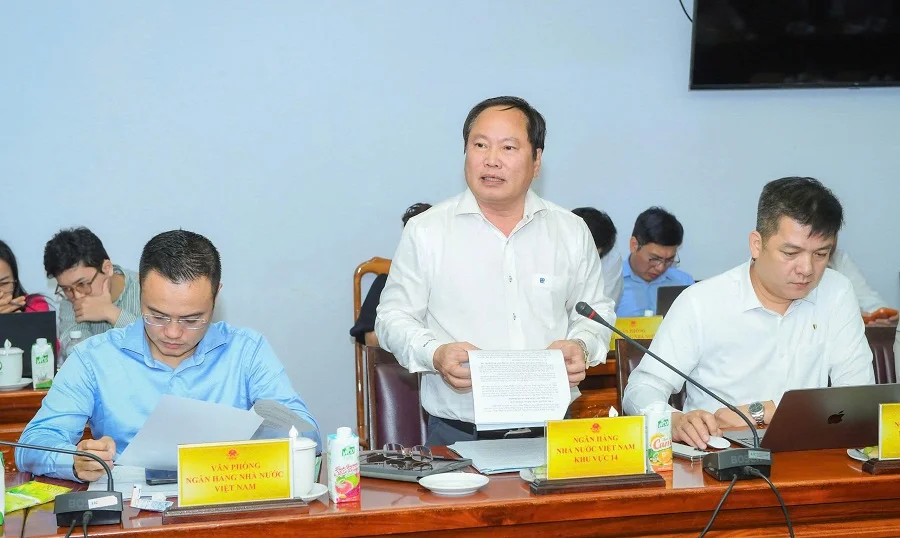 Ông Trần Quốc Hà - quyền Giám đốc NHNN chi nhánh Khu vực 14 báo cáo về hoạt động tín dụng, lãi suất ngân hàng trên địa bàn
