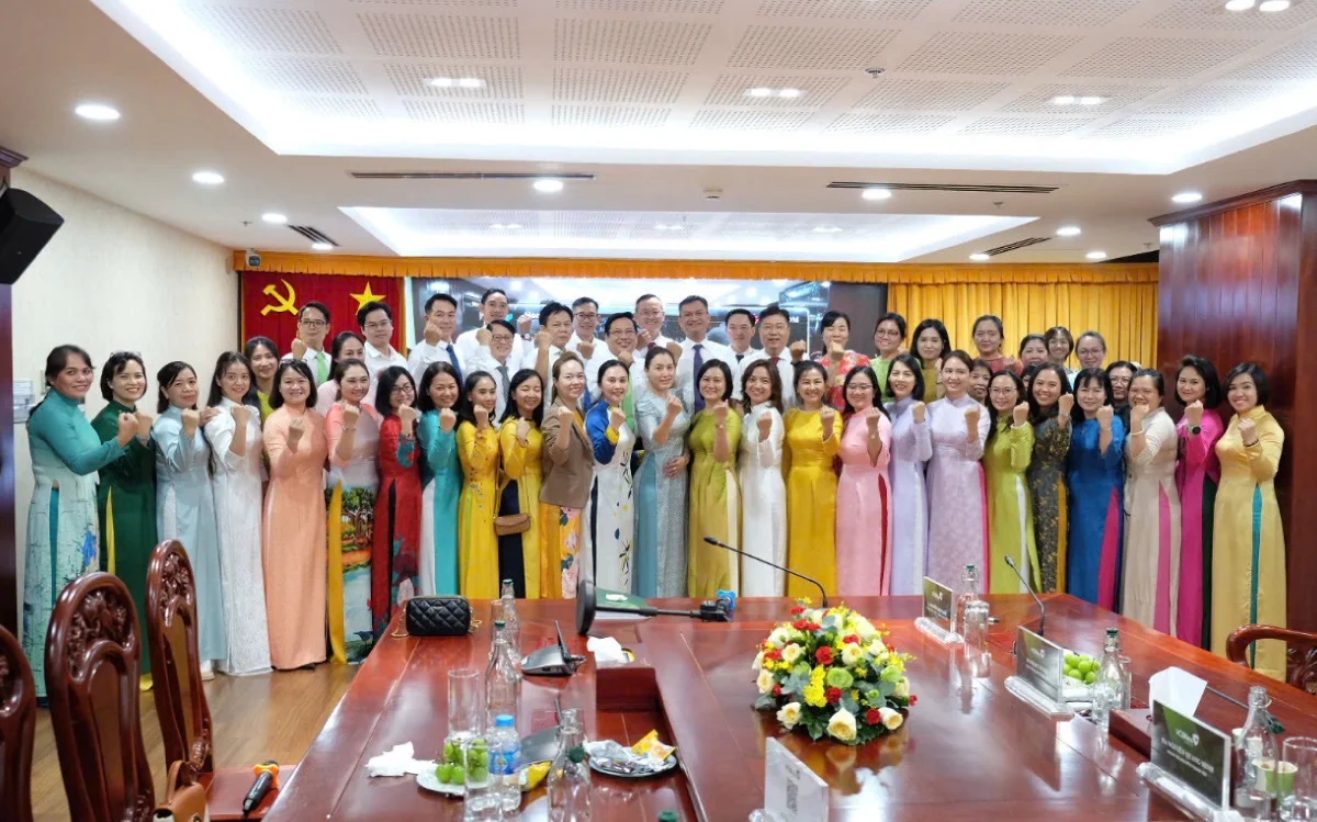Ban Lãnh đạo và các đại biểu tham dự chụp ảnh lưu niệm tại Hội nghị