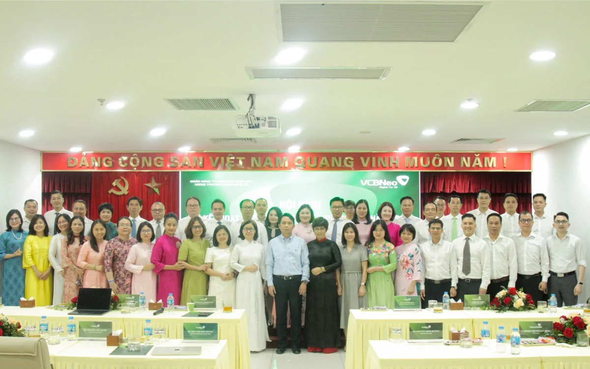 Ban Lãnh đạo và các đại biểu tham dự chụp ảnh lưu niệm tại Hội nghị