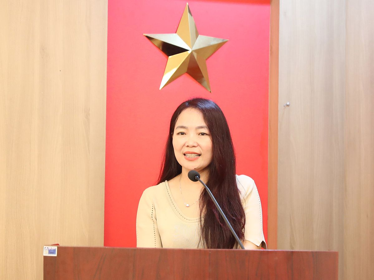 Bà Bùi Thu Oanh, Phó Chủ tịch Công đoàn, Trưởng ban Nữ công Cơ quan Thường trực Hiệp hội Ngân hàng Việt Nam phát biểu tại buổi gặp mặt