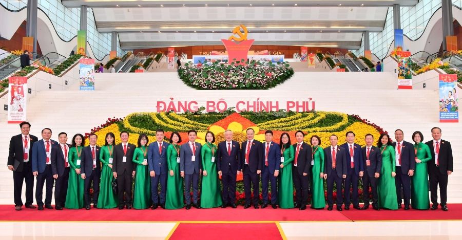 Phó Thủ tướng thường trực Chính phủ Nguyễn Hòa Bình (đứng giữa) chụp hình với các đại biểu Đảng bộ Vietcombank dự Đại hội