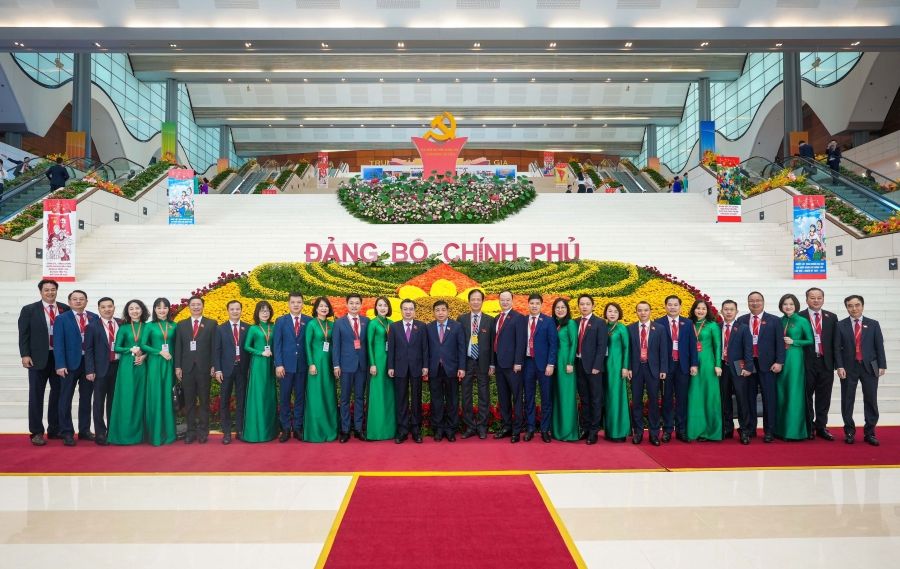 Phó Thủ tướng Chính phủ Nguyễn Chí Dũng (đứng thứ 15 từ phải sang) và Trưởng Ban Chính sách, Chiến lược Trung ương Nguyễn Thanh Nghị (đứng thứ 15 từ phải sang) chụp hình với các đại biểu Đảng bộ Vietcombank dự Đại hội