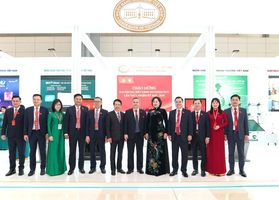 Thống đốc NHNN Nguyễn Thị Hồng (thứ 5 từ phải sang) chụp hình với lãnh đạo các ngân hàng thương mại tại không gian trải nghiệm ngành ngân hàng trong khuôn khổ đại hội