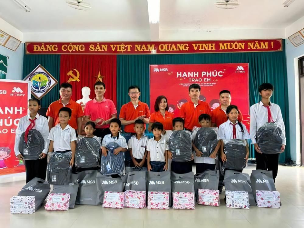 Cán bộ nhân viên MSB trao tặng học bổng cho học sinh có hoàn cảnh khó khăn