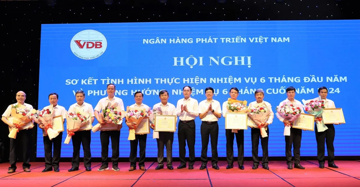 Ngân hàng Phát triển Việt Nam trao tặng bằng khen, giấy khen cho các cá nhân.