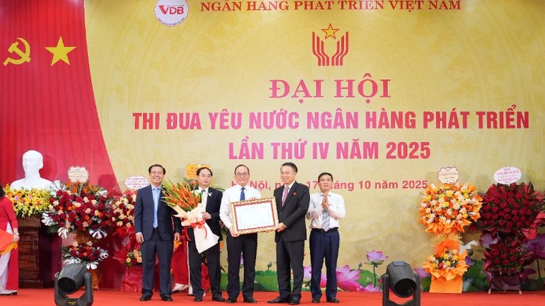 Thứ trưởng Tài chính Nguyễn Đức Chi và lãnh đạo VDB trao tặng khen thưởng tại Đại hội.