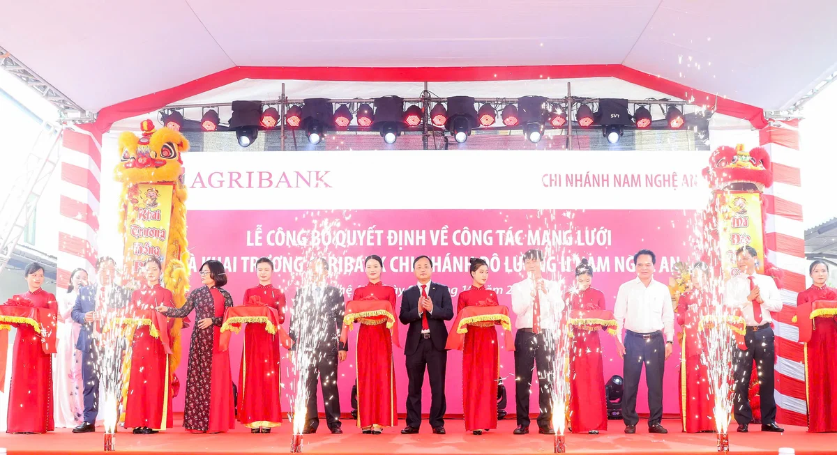 Đồng chí Tô Huy Vũ - Bí thư Đảng ủy, Chủ tịch HĐTV Agribank cùng các đại biểu cắt băng khai trương hoạt động của Agribank Chi nhánh Đô Lương II Nam Nghệ An