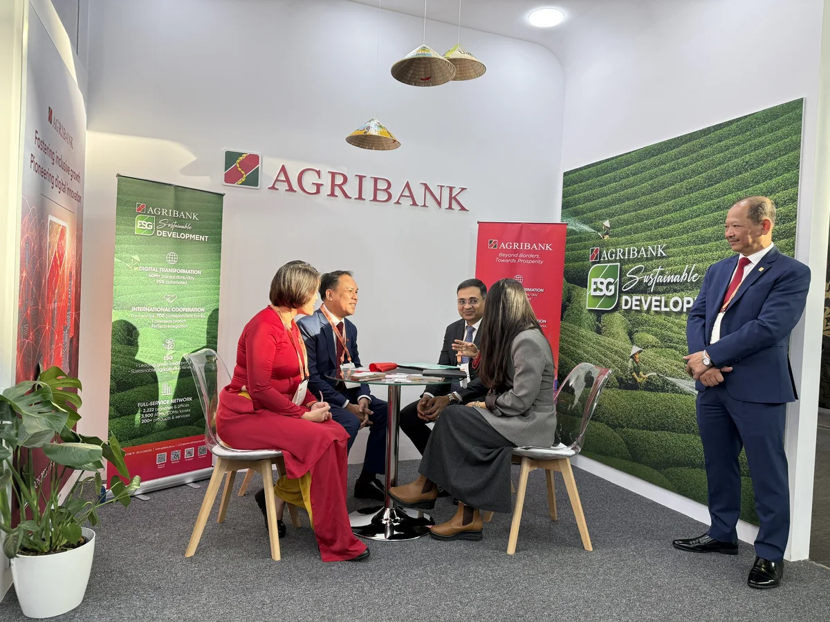 Phó Tổng Giám đốc Agribank Lê Hồng Phúc tiếp đón và làm việc với đối tác tại gian hàng 'State Bank of Vietnam’, Hội nghị Sibos 2025