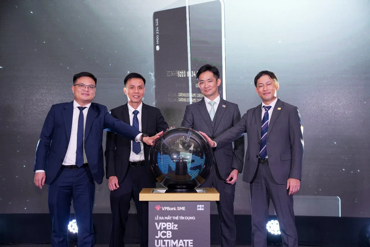 Đại diện VPBankSME và JCB bấm nút chính thức ra mắt thẻ tín dụng VPBiz JCB Ultimate