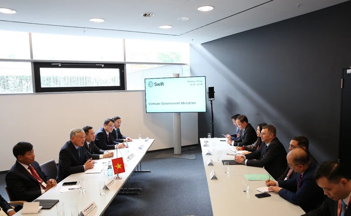Phó Thủ tướng Thường trực Chính phủ tiếp lãnh đạo Standard Chartered.
