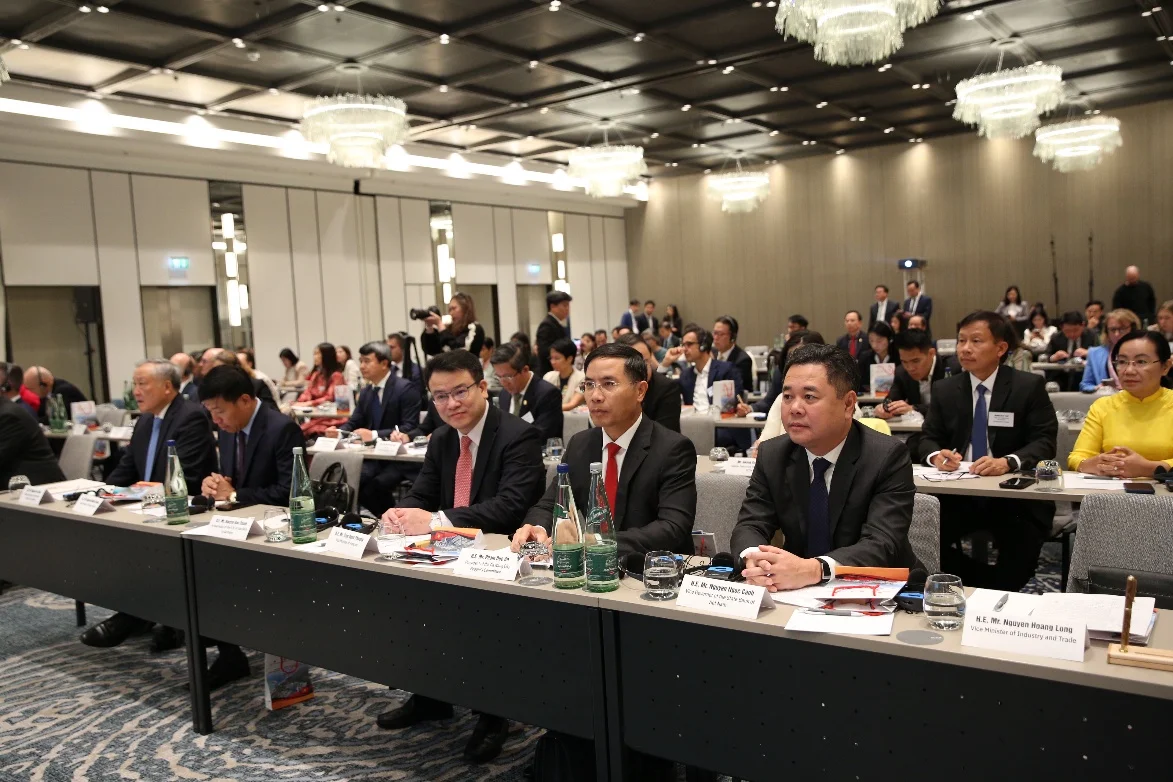 Phó Thống đốc Nguyễn Ngọc Cảnh tham dự Hội nghị xúc tiến đầu tư Trung tâm tài chính quốc tế Việt Nam tại Frankfurt