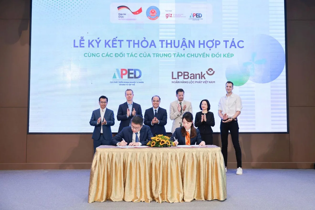 Bà Vũ Nam Hương – Phó Tổng Giám đốc LPBank (phải) và ông Nguyễn Đức Trung - Phó Cục trưởng Cục Phát triển Doanh nghiệp tư nhân và Kinh tế tập thể, Bộ Tài chính (trái) - đại diện hai đơn vị thực hiện ký kết Biên bản ghi nhớ hợp tác