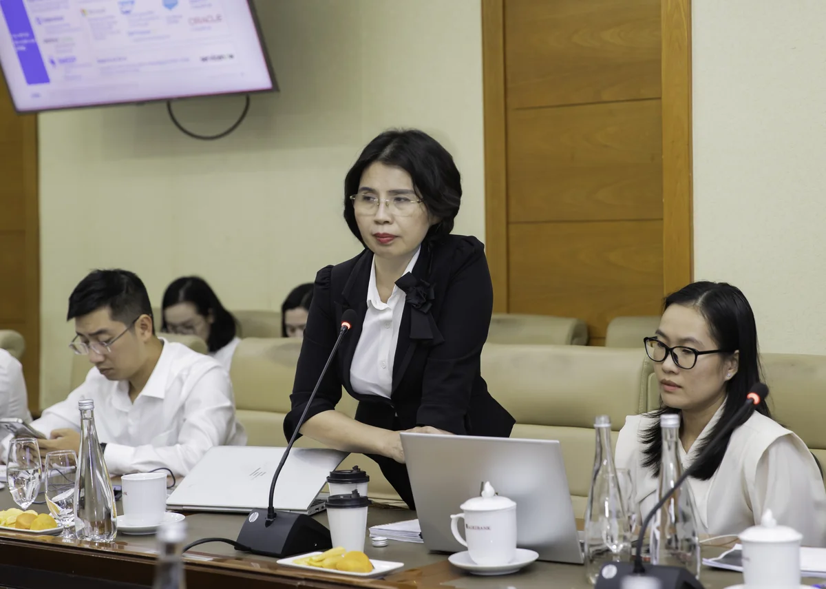Bà Nguyễn Thị Thu Hà, Giám đốc Trường Đào tạo cán bộ Agribank trao đổi một số nội dung trong chủ đề Hội thảo