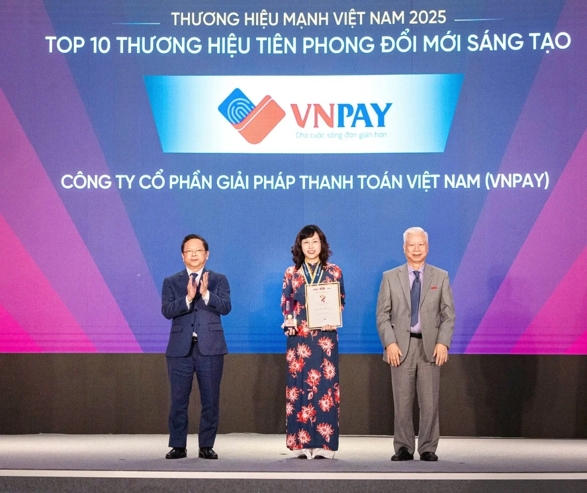 Bà Nguyễn Ánh Tuyết - Phó Tổng giám đốc VNPAY - nhận giải thương hiệu tiên phong đổi mới sáng tạo 2025