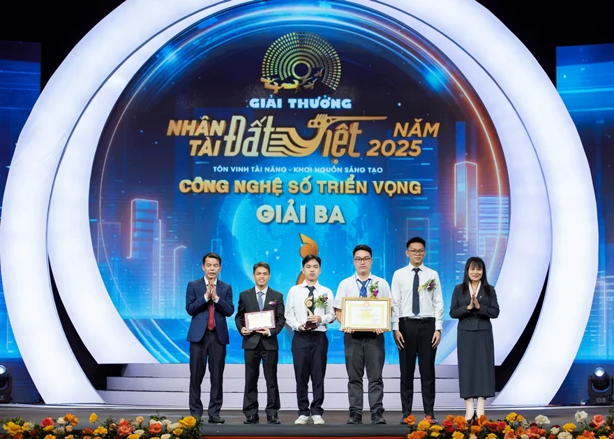 Đại diện lãnh đạo Agribank, bà Phùng Thị Bình - Phó Tổng Giám đốc Agribank trao Giải thưởng lĩnh vực Công nghệ số