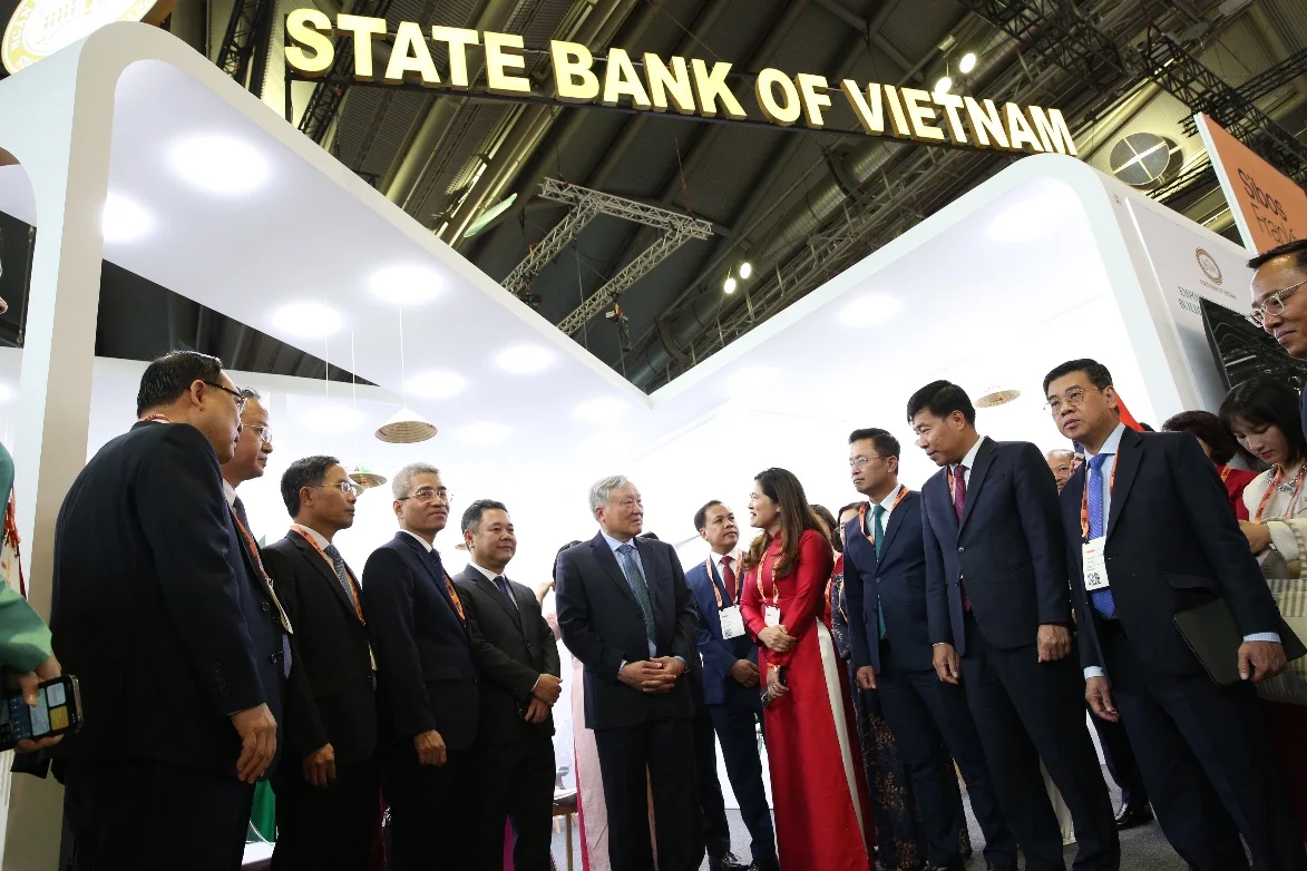 Phó Thủ tướng Thường trực Chính phủ Nguyễn Hòa Bình thăm quan gian hàng triển lãm của Việt Nam tại SIBOS 2025