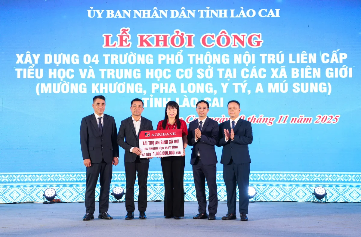 Bà Phùng Thị Bình - Phó Tổng Giám đốc Agribank trao tài trợ 4 phòng máy tính trị giá 1 tỷ đồng cho 4 trường học phổ thông nội trú liên cấp