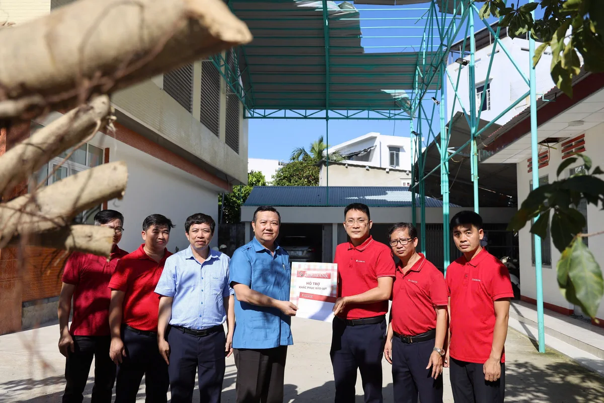Công đoàn Agribank thăm, động viên đoàn viên, người lao động bị ảnh hưởng bởi bão số 13 Kalmaegi