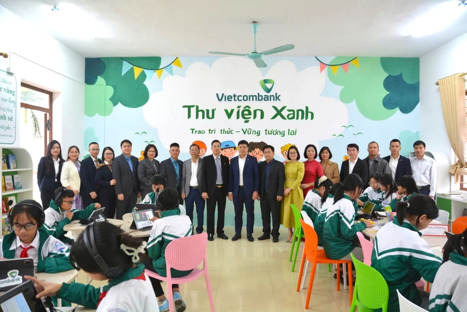 Các đại biểu chụp ảnh cùng các em học sinh Trường THCS Tân Hồng tại Thư viện Xanh
