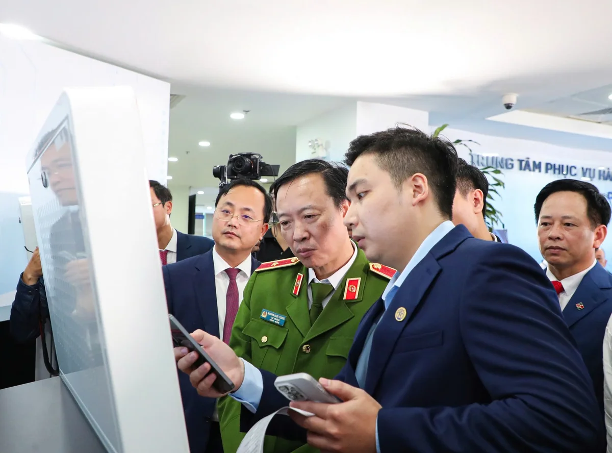 Đại biểu trải nghiệm thực tế mô hình Kiosk thông minh tại Trung tâm Phục vụ hành chính công thành phố Hà Nội.