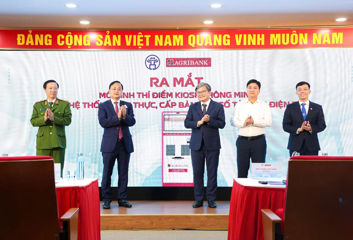 Các đại biểu thực hiện nghi thức ra mắt Mô hình thí điểm Kiosk thông minh và Hệ thống xác thực, cấp bản sao số tài liệu điện tử