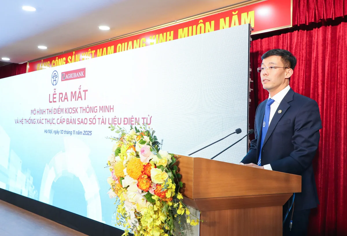 Ông Cù Ngọc Trang - Giám đốc Trung tâm Phục vụ Hành chính công thành phố Hà Nội phát biểu tại sự kiện ra mắt mô hình Kiosk thông minh và Hệ thống xác thực, cấp bản sao số tài liệu điện tử