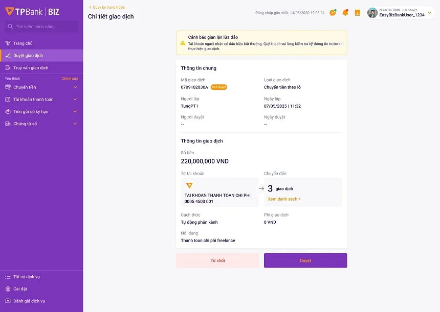 Giải pháp được triển khai đồng bộ trên tất cả các kênh giao dịch, từ ứng dụng TPBank App, TPBank Biz đến ATM/LiveBank và tại quầy, giúp bảo vệ khách hàng toàn diện trước nguy cơ mất tiền qua tài khoản. Chủ động phòng vệ, cắt đứt chuỗi giao dịch gian lận Trong bối cảnh Việt Nam ghi nhận hàng nghìn vụ lừa đảo chuyển tiền trực tuyến mỗi năm, các ngân hàng đang chịu sức ép lớn trong việc bảo vệ người dùng. Việc TPBank tiên phong triển khai hệ thống cảnh báo rủi ro lừa đảo cho thấy nỗ lực xây dựng “lá chắn số” chủ động, ngăn chặn gian lận ngay từ khâu khởi tạo giao dịch. Tính năng mới của TPBank hoạt động dựa trên kết nối trực tiếp với hệ thống SIMO (System for Intelligent Monitoring and Oversight) - nền tảng giám sát thông minh do Ngân hàng Nhà nước Việt Nam xây dựng, cho phép chia sẻ dữ liệu về các tài khoản nghi ngờ gian lận giữa các ngân hàng, tổ chức tài chính và cơ quan quản lý. Song song đó, TPBank còn kết nối dữ liệu với Bộ Công an (Cục A05), mở rộng nguồn cảnh báo để tăng độ chính xác khi xác minh rủi ro. Khi hệ thống phát hiện tài khoản người nhận có dấu hiệu đáng ngờ, cảnh báo hoặc lệnh chặn giao dịch sẽ tự động kích hoạt tùy theo cấp độ nguy cơ. Cách làm này giúp cắt đứt chuỗi luân chuyển tiền phi pháp, giảm thiểu thiệt hại và nâng cao khả năng tự bảo vệ cho khách hàng. Hệ thống cảnh báo rủi ro của TPBank được thiết kế vận hành hoàn toàn tự động, chỉ kích hoạt khi phát hiện giao dịch bất thường, đảm bảo an toàn tối đa cho khách hàng trong quá trình giao dịch. Cơ chế xử lý rủi ro của TPBank được chia thành hai cấp độ nhằm đảm bảo an toàn tối đa cho khách hàng trong mọi giao dịch. Cấp độ 1 - Cảnh báo nhẹ: Khi tài khoản thụ hưởng nằm trong diện theo dõi hoặc có dấu hiệu rủi ro thấp, hệ thống sẽ hiển thị cảnh báo trực tiếp trên giao diện giao dịch, đồng thời khuyến nghị khách hàng kiểm tra kỹ thông tin trước khi tiếp tục. Ở cấp độ này, khách hàng vẫn có toàn quyền quyết định thực hiện hoặc hủy giao dịch. Cấp độ 2 - Chặn giao dịch: Trong trường hợp hệ thống phát hiện tài khoản người nhận liên quan đến hoạt động gian lận hoặc có mức rủi ro cao, TPBank sẽ tự động từ chối xử lý giao dịch. Khi đó, khách hàng sẽ không thể chuyển tiền dưới bất kỳ hình thức nào, giúp ngăn chặn rủi ro ngay từ giai đoạn đầu. Cách tiếp cận phân tầng rủi ro giúp ngân hàng vừa bảo đảm an toàn tuyệt đối cho người dùng, vừa duy trì trải nghiệm giao dịch liền mạch và minh bạch. Đồng bộ đa kênh, an toàn toàn diện cho khách hàng ngân hàng số Tính năng cảnh báo rủi ro được TPBank tích hợp đồng bộ trên tất cả các nền tảng giao dịch. Khi khách hàng thực hiện lệnh chuyển tiền trên TPBank App, TPBank Biz, ATM/LiveBank, hệ thống sẽ tự động thông báo nếu tài khoản thụ hưởng có dấu hiệu bất thường. Đối với giao dịch tại quầy, cảnh báo sẽ được gửi đến giao dịch viên, giúp họ tư vấn và hỗ trợ khách hàng ngay tại thời điểm giao dịch. Tính năng được xây dựng theo cơ chế “ẩn - hiện thông minh”, đảm bảo không gây phiền toái trong giao dịch thông thường, nhưng vẫn kích hoạt tức thời khi phát sinh rủi ro. Theo thống kê của Ngân hàng Nhà nước, chỉ sau thời gian ngắn thử nghiệm tại một số tổ chức tín dụng lớn, hệ thống SIMO đã giúp ngăn chặn hàng chục nghìn giao dịch nghi vấn, tránh thiệt hại hàng trăm tỷ đồng cho người dùng. Với việc triển khai đồng bộ trên toàn bộ kênh giao dịch, TPBank tiếp tục khẳng định vai trò tiên phong trong chuyển đổi số an toàn và trách nhiệm xã hội trong bảo vệ tài chính cộng đồng. Đại diện TPBank cho biết: “Việc chủ động tích hợp dữ liệu từ SIMO và Bộ Công an giúp ngân hàng gia cố thêm lớp phòng vệ chủ động, bảo vệ khách hàng khỏi các chiêu thức lừa đảo đang ngày càng tinh vi. Đây là bước tiến quan trọng trong hành trình xây dựng hệ sinh thái tài chính minh bạch, an toàn và bền vững.” Sự ra đời của “lá chắn số” không chỉ giúp TPBank nâng cao năng lực phòng chống gian lận tài chính mà còn góp phần thực hiện mục tiêu chung của ngành ngân hàng: bảo vệ người tiêu dùng, củng cố niềm tin và tạo dựng môi trường thanh toán số an toàn tại Việt Nam.