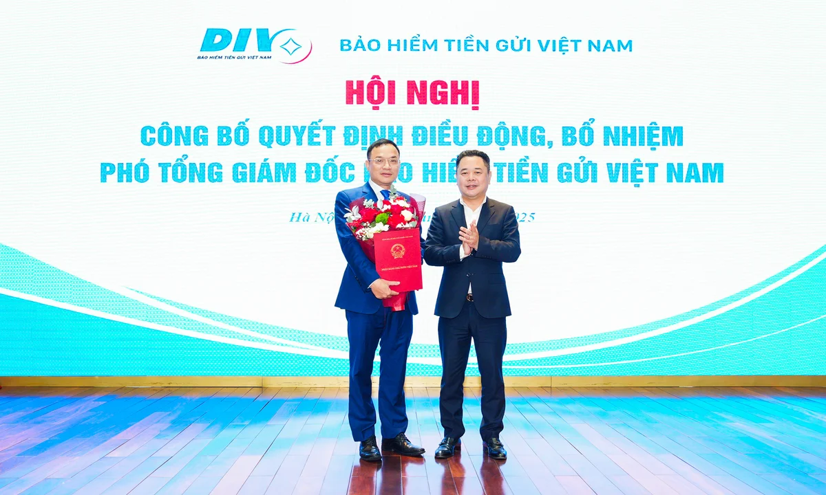 Thay mặt Ban Lãnh đạo NHNN, Phó Thống đốc Nguyễn Ngọc Cảnh trao Quyết định điều động, bổ nhiệm ông Đoàn Mạnh Tú giữ chức vụ Phó Tổng Giám đốc Bảo hiểm tiền gửi Việt Nam