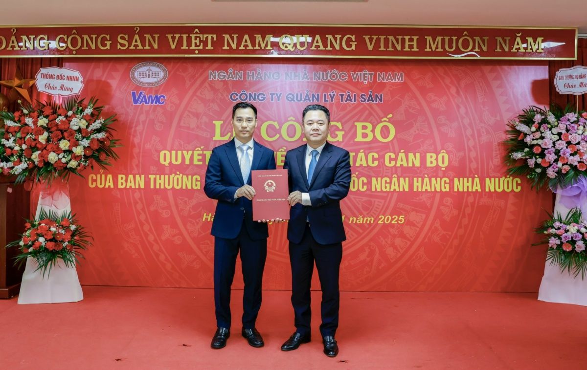 Phó Thống đốc Nguyễn Ngọc Cảnh trao Quyết định bổ nhiệm cho đồng chí Trần Trung Dũng 