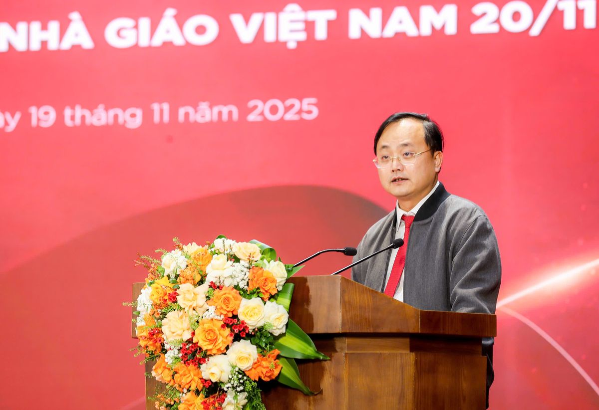 Đồng chí Tô Huy Vũ - Bí thư Đảng ủy, Chủ tịch Hội đồng thành viên phát biểu chỉ đạo tại Chương trình kỷ niệm
