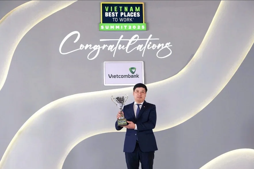 Ông Hồng Quang - Thành viên Hội đồng quản trị kiêmGiám đốc Khối Nhân sự Vietcombank nhận giảithưởng “Nơi làm việc tốt nhất Việt Nam năm 2025” do Công ty Anphabe trao tặng.
