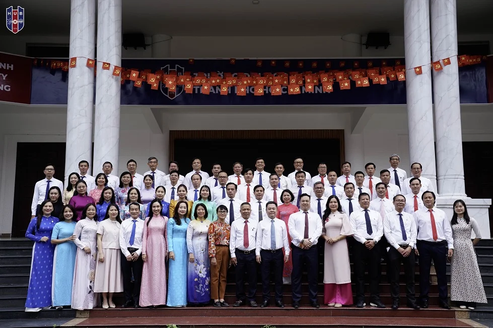 Phó Thống đốc Nguyễn Ngọc Cảnh, các đồng chí đại diện Vụ, Cục của NHNN chụp hình cùng Ban lãnh đạo, cán bộ chủ chốt Trường Đại học Ngân hàng TP. Hồ Chí Minh