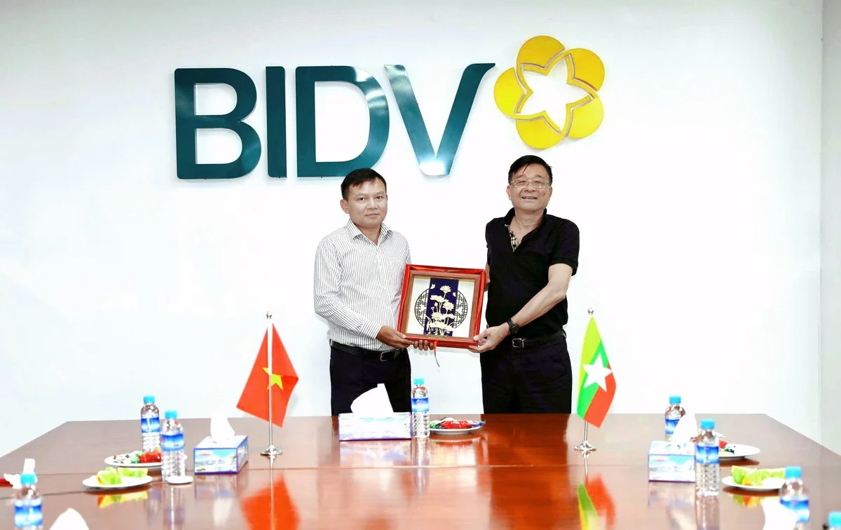 Phó Chủ tịch kiêm Tổng Thư ký Nguyễn Quốc Hùng trao quà lưu niệm cho ông Nguyễn Quang Ngọc - Giám đốc BIDV chi nhánh Yangon.
