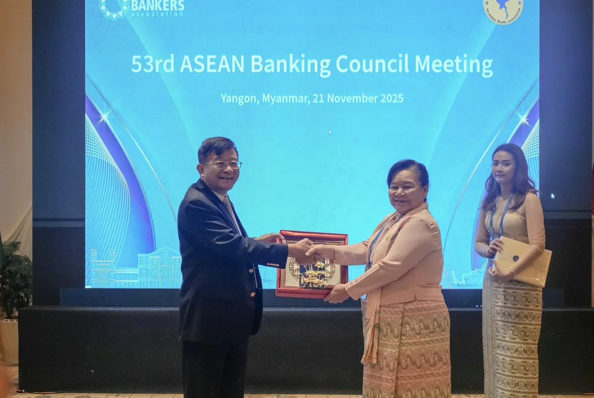 Phó Chủ tịch kiêm Tổng Thư Thư ký Nguyễn Quốc Hùng trao quà lưu niệm cho bà Daw Khin Saw Oo, Chủ tịch Hiệp hội Ngân hàng Myanmar (MBA)