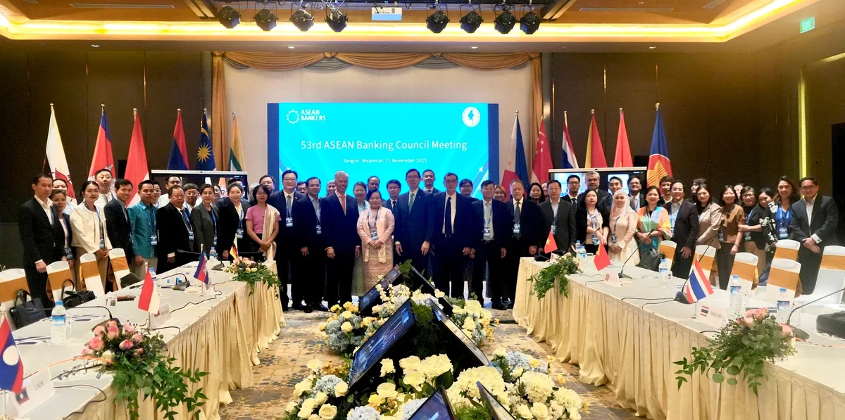 Các đại biểu tham dự hội nghị chụp ảnh lưu niệm