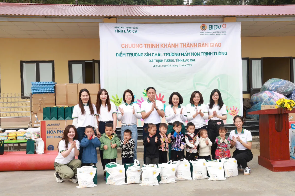 Công đoàn BIDV trụ sở chính cùng Chi nhánh BIDV khu vực trao tặng quà đến các em nhỏ