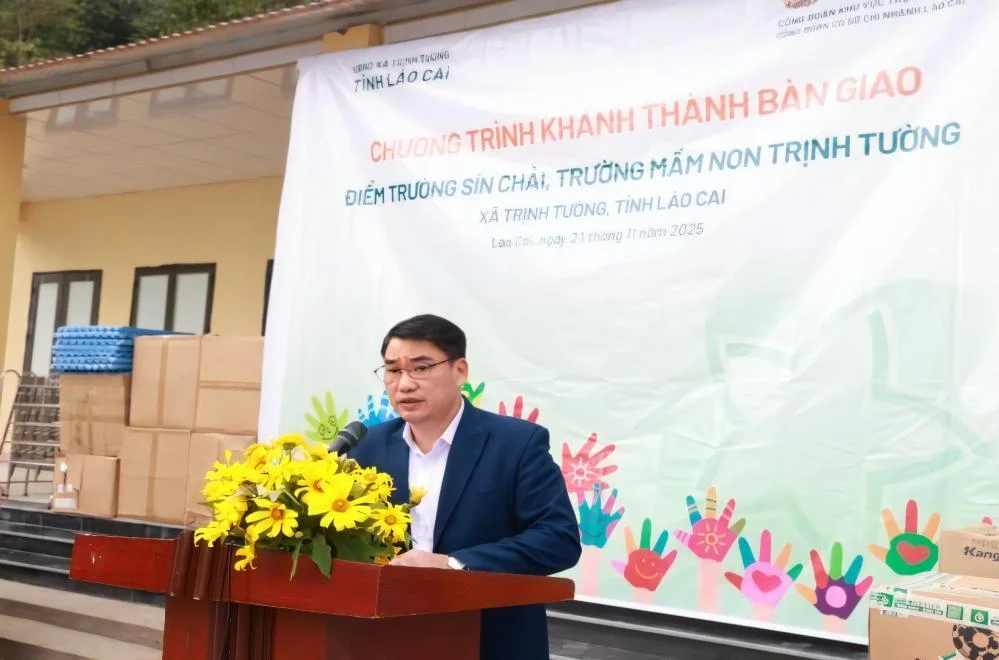 Phó Chủ tịch xã Chu Văn Hội trân trọng cảm ơn sự đóng góp của đoàn viên người lao động BIDV đối với việc chúng tay cùng chính quyền địa phương chăm lo cho đời sống đồng bào dân tộc thiểu số vùng sâu, vùng xa nhiều khó khăn