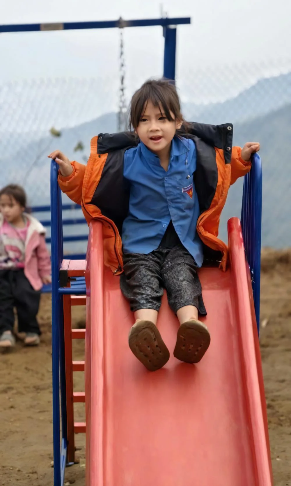 Các em học sinh dân tộc Dáy, Hà Nhì, Hmong, Dao điểm trường Sín Chải hào hứng với khu vui chơi ngoài trời đầy màu sắc và hữu ích cho vận động thể chất