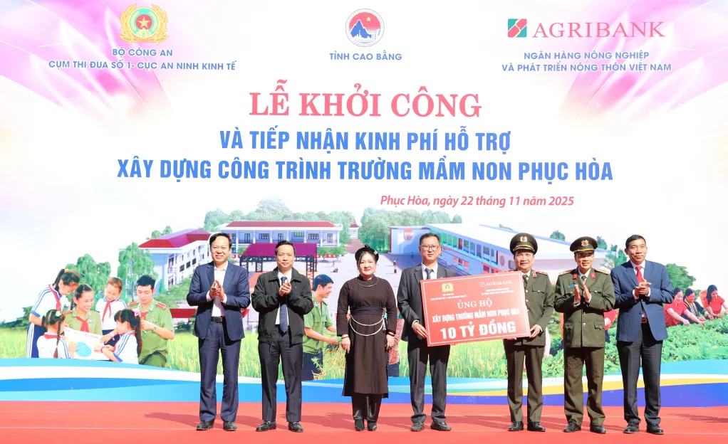 Trung tướng Nguyễn Sỹ Quang - Cục trưởng Cục An ninh kinh tế, Bộ Công an và ông Trần Văn Dự - Phó Tổng Giám đốc Agribank (ngoài cùng bên phải) trao kinh phí hỗ trợ 10 tỷ đồng xây dựng Trường Mầm non Phục Hòa