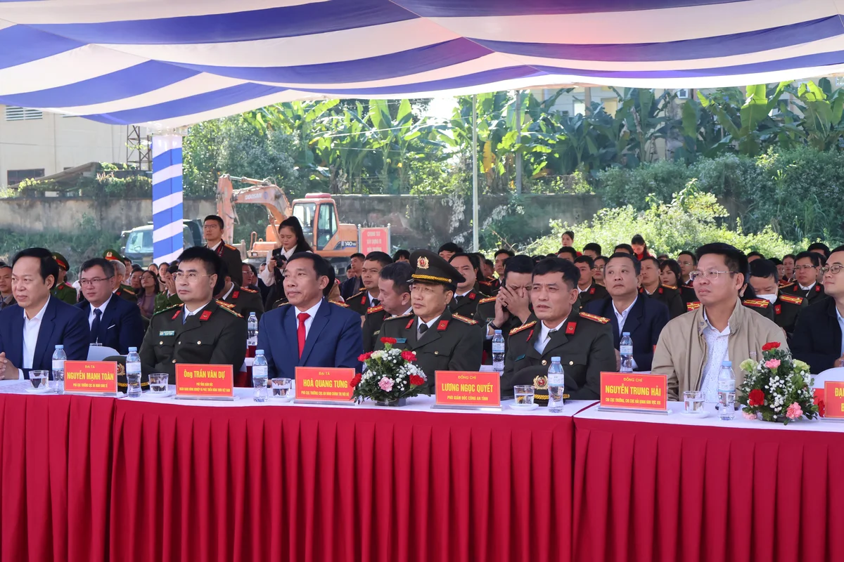 Các đại biểu tham dự buổi lễ