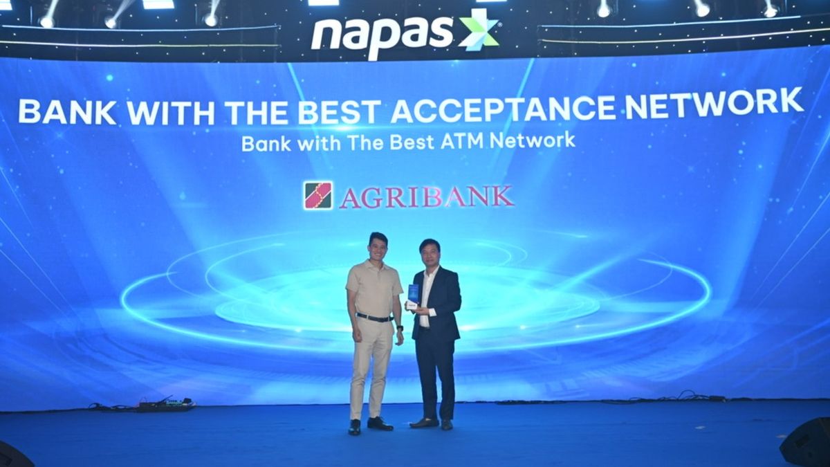 Đại diện Agribank nhận giải thưởng "Ngân hàng dẫn đầu về hiệu quả trong việc đầu tư và phát triển mạng lưới chấp nhận thanh toán thẻ” (Bank with The Best ATM Network)