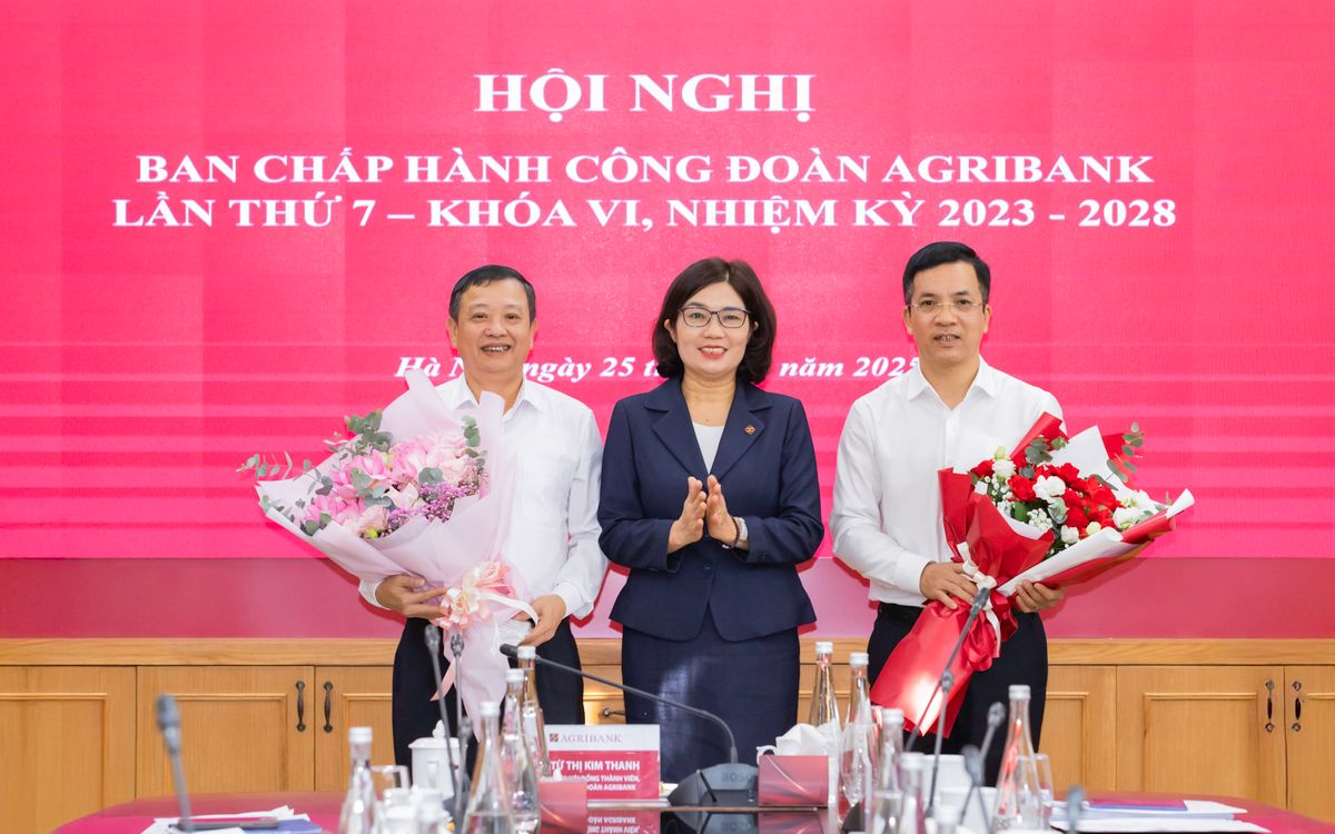 Đồng chí Từ Thị Kim Thanh tặng hoa chúc mừng đồng chí Nguyễn Trung Dũng và đồng chí Hoàng Văn Chuyên