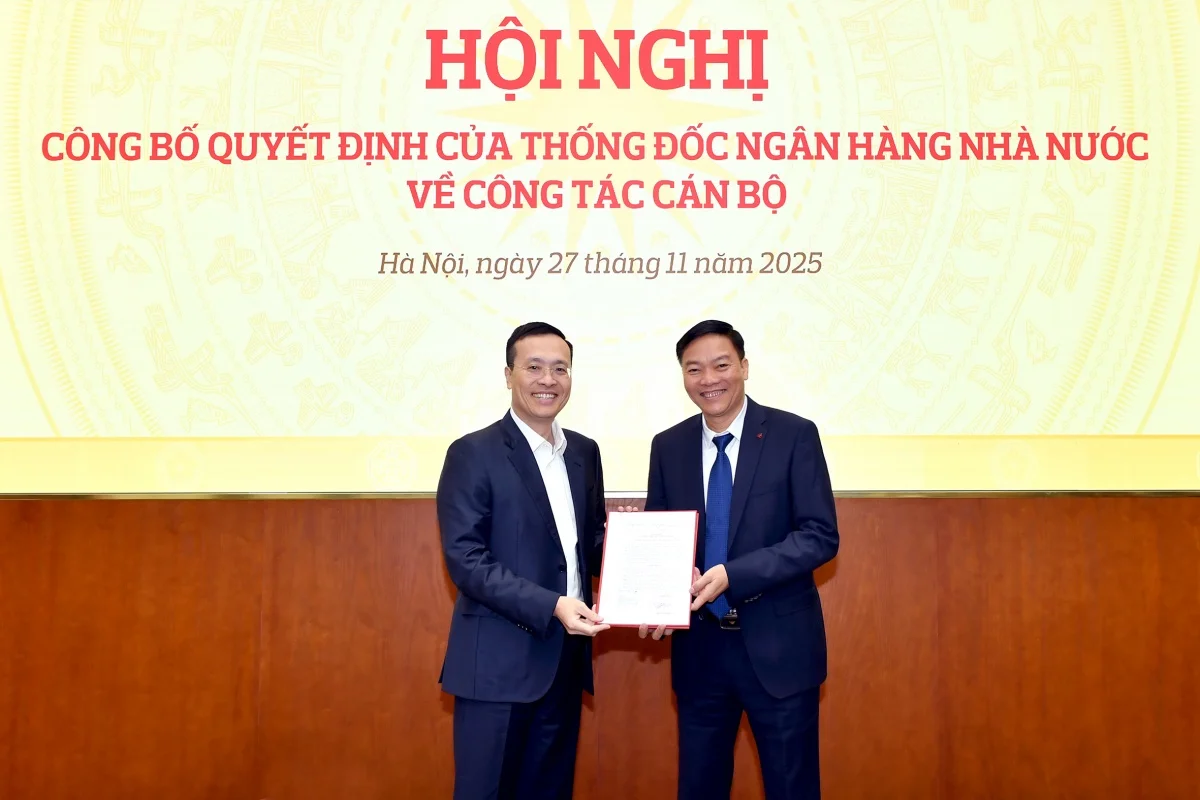 Phó Thống đốc Phạm Quang Dũng trao Quyết định bổ nhiệm ông Đỗ Trọng Toàn giữ chức vụ Phó Vụ trưởng Vụ Tổ chức cán bộ.