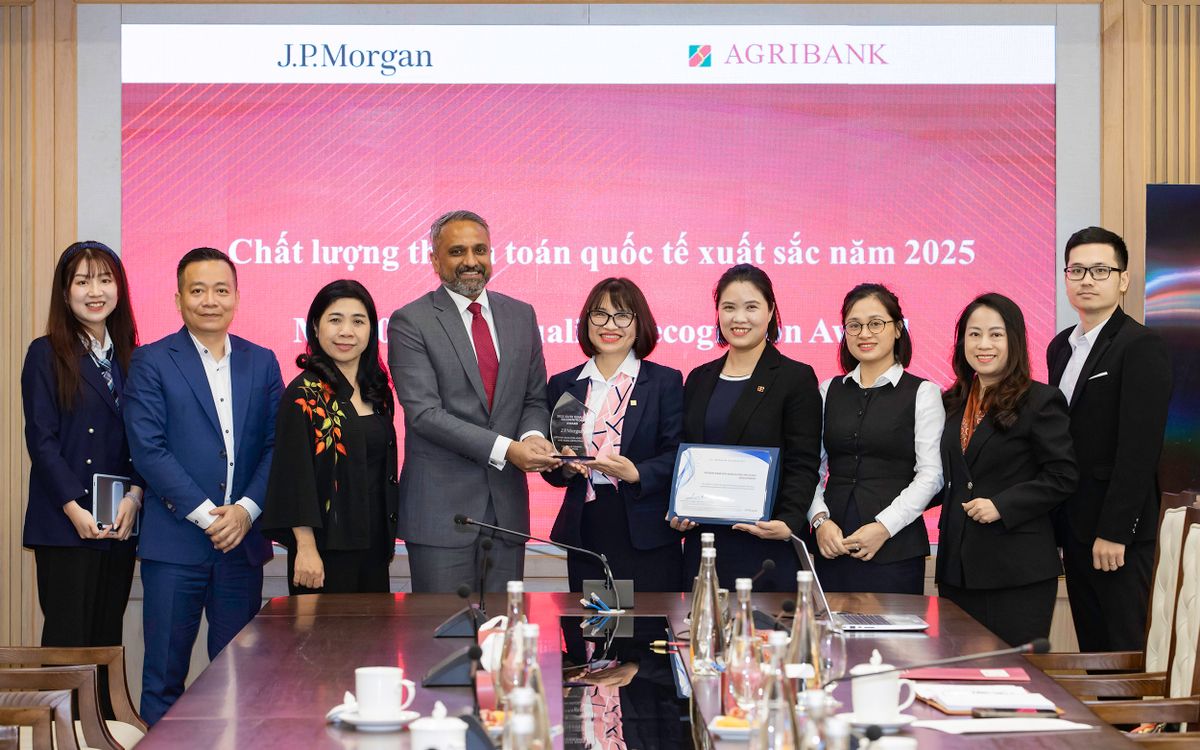 Bà Phạm Thị Thúy Ngà - PGĐ Trung tâm Thanh toán thay mặt Agribank nhận giải thưởng