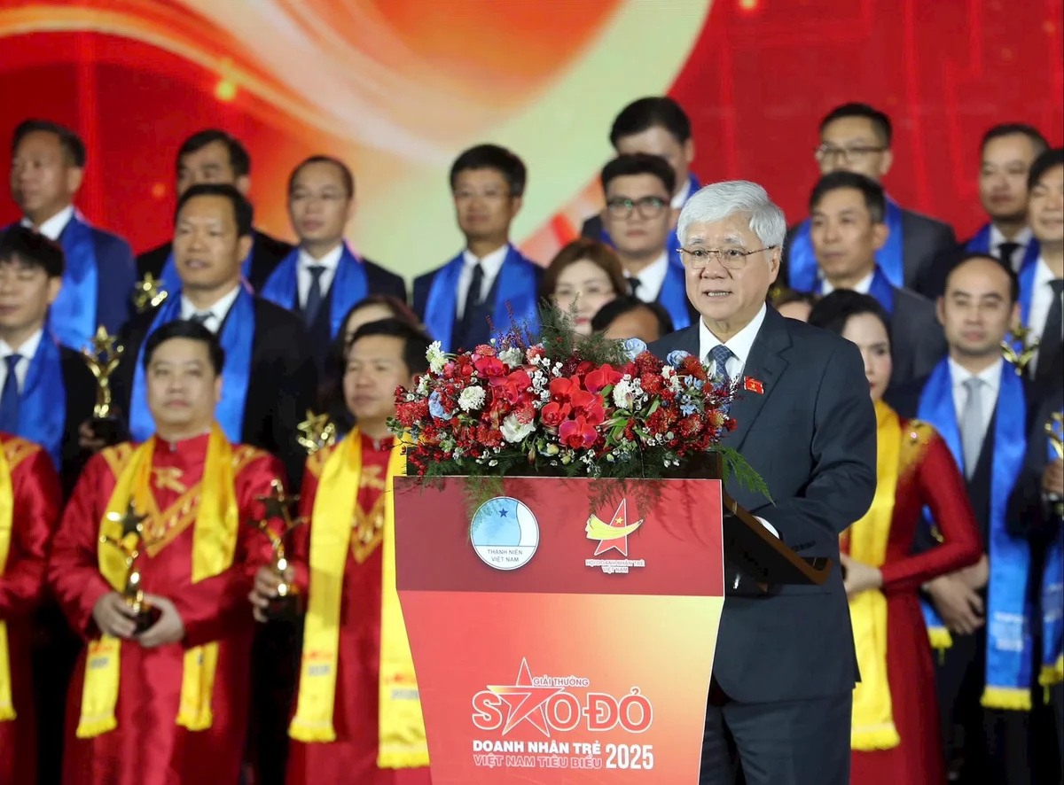 Ông Đỗ Văn Chiến - Ủy viên Bộ Chính trị, Phó chủ tịch Thường trực Quốc hội phát biểu tại buổi lễ trao giải doanh nhân Sao Đỏ.