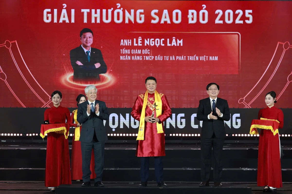 Tổng Giám đốc BIDV Lê Ngọc Lâm nhận Giải Thưởng Sao Đỏ 2025