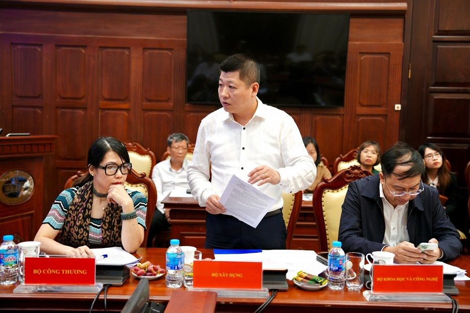 Đại diện một số bộ, ngành đóng góp ý kiến tại cuộc họp