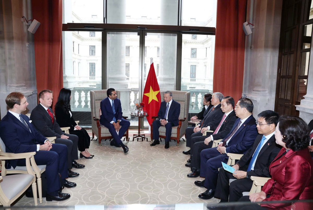 Quang cảnh buổi làm việc với Standard Chartered