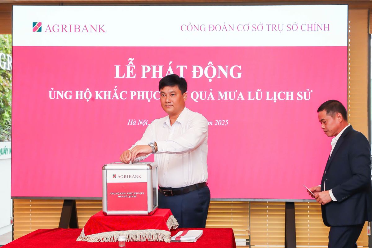 Đồng chí Phạm Toàn Vượng - Phó Bí thư Đảng ủy, Thành viên HĐTV, Tổng Giám đốc, ủng hộ đồng bào bị ảnh hưởng bởi bão lũ tại phiên họp thường kỳ của Hội đồng thành viên Agribank